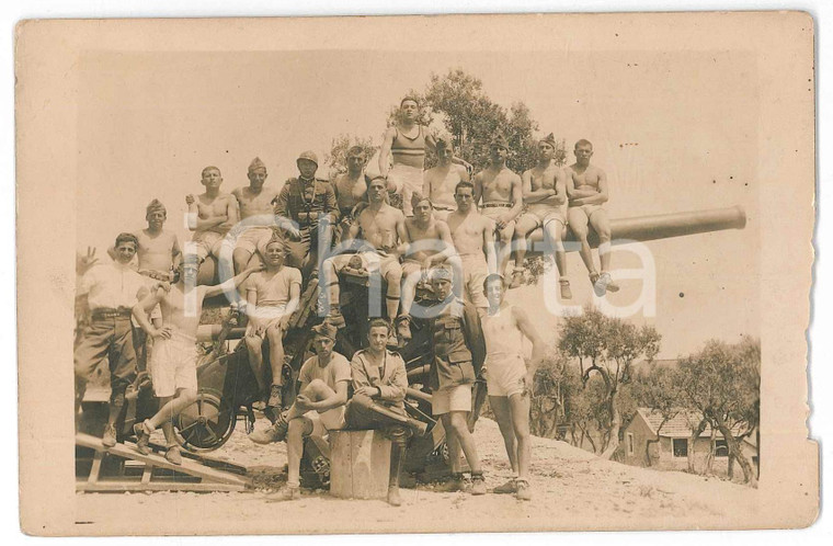 1920 ca REGIO ESERCITO Allievi ufficiali in tenuta estiva su un cannone - Foto