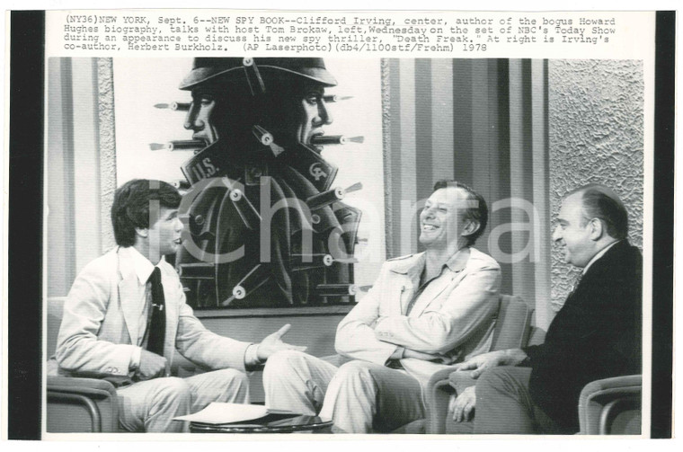 1978 NEW YORK NBC Tom BROKAW talking with Clifford IRVING about a book *Telefoto
