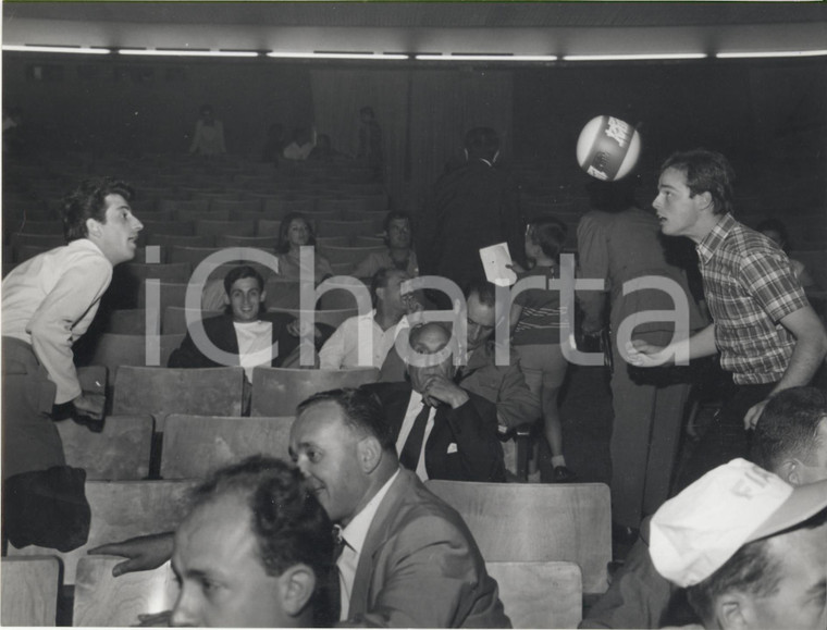 1966 BIELLA V CANTAGIRO I cantanti Dino e Michele giocano a palla Foto 24x18 cm