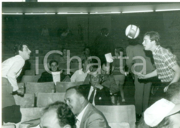 1966 BIELLA V CANTAGIRO I cantanti Dino e Michele giocano a palla Foto 18x13 cm