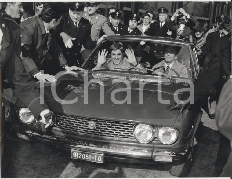 1968 MILANO Malpensa BOXE Nino BENVENUTI su FIAT 124 berlina *Foto 24x18 cm