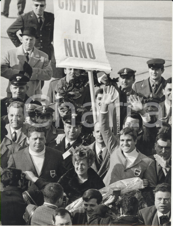 1968 MILANO Malpensa BOXE Nino BENVENUTI saluta la folla di tifosi FOTO 18x24 cm