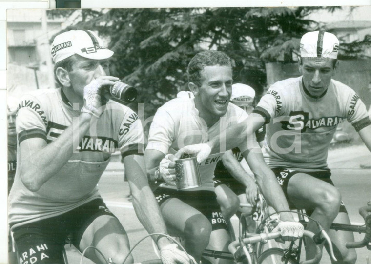 1966 49° GIRO D'ITALIA Vittorio ADORNI Gianni MOTTA Felice GIMONDI con una birra