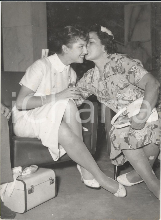 1956 ROMA Ciampino MISS UNIVERSO Rosanna GALLI saluta la madre prima di partire 