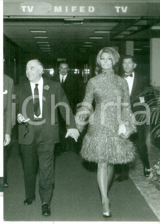 1967 MILANO Sophia LOREN  e Carlo PONTI visitano la sede dei cineconvegni MIFED