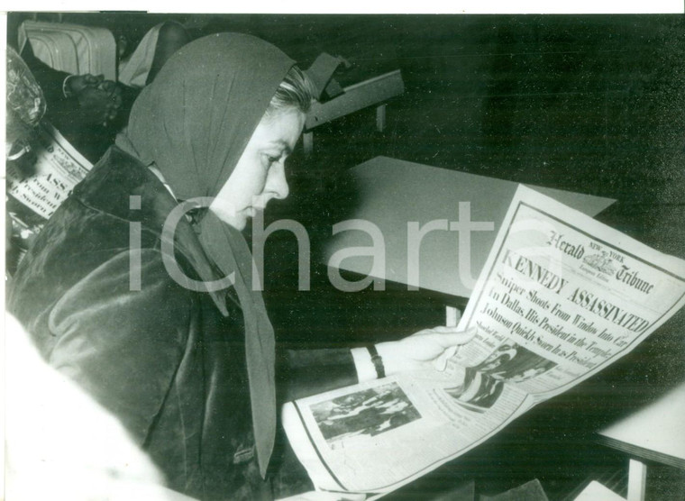1963 ROMA Ingrid BERGMAN legge notizia morte presidente John F. KENNEDY *Foto