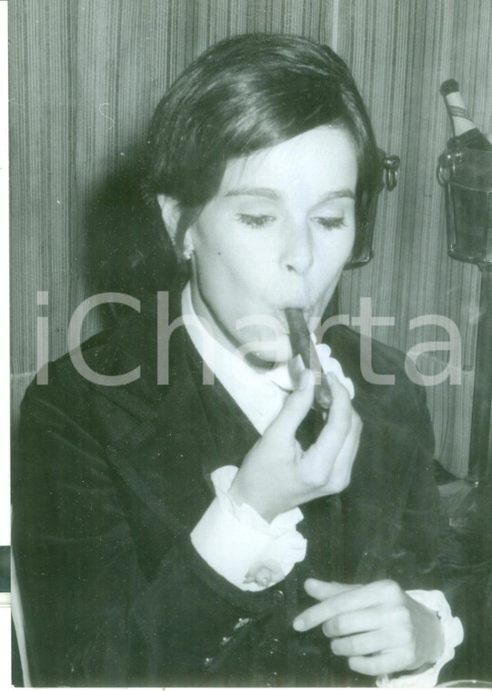 1967 CANNES XX FESTIVAL DEL CINEMA Ritratto di Geraldine CHAPLIN con sigaro