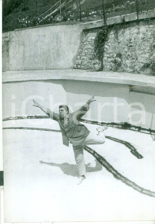 1964 VARESE Virtuosismi dell'attore Gino BRAMIERI nella sua villa *Foto 13x18 cm