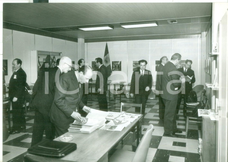 1968 46° FIERA DI MILANO Stand Istituto italo-americano - Commercianti in visita