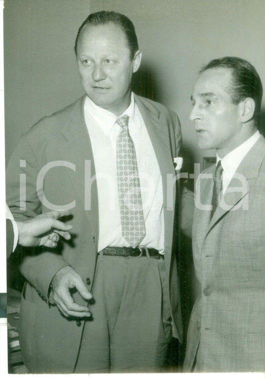 1956 MILANO Ernesto CUCCHIARONI con Giuseppe VIANI alla sede del MILAN - Foto