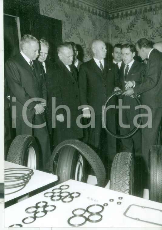 1967 MILANO Nikolaj PODGORNY con Leopoldo PIRELLI in visita alla fabbrica 