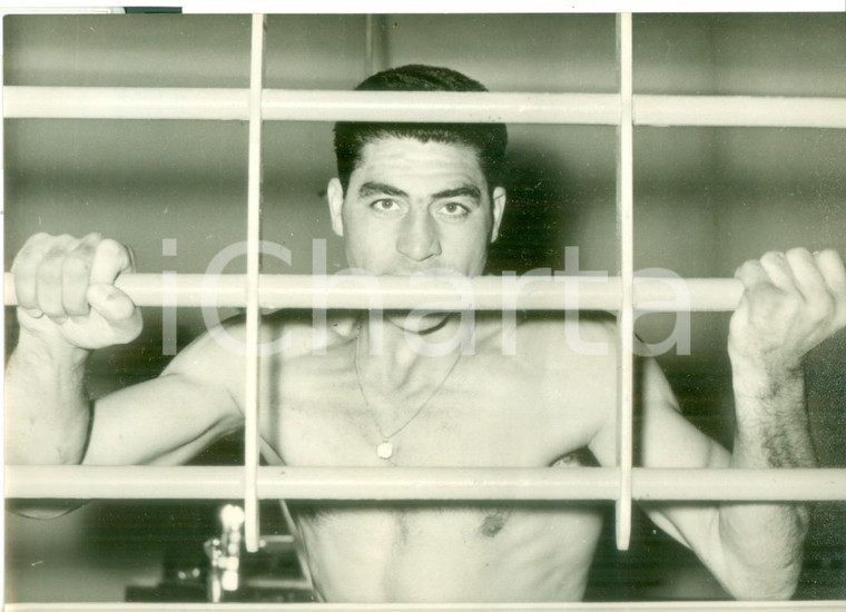 1956 BOLOGNA BOXE Franco CAVICCHI si prepara all'incontro con Maurice MOLS *Foto