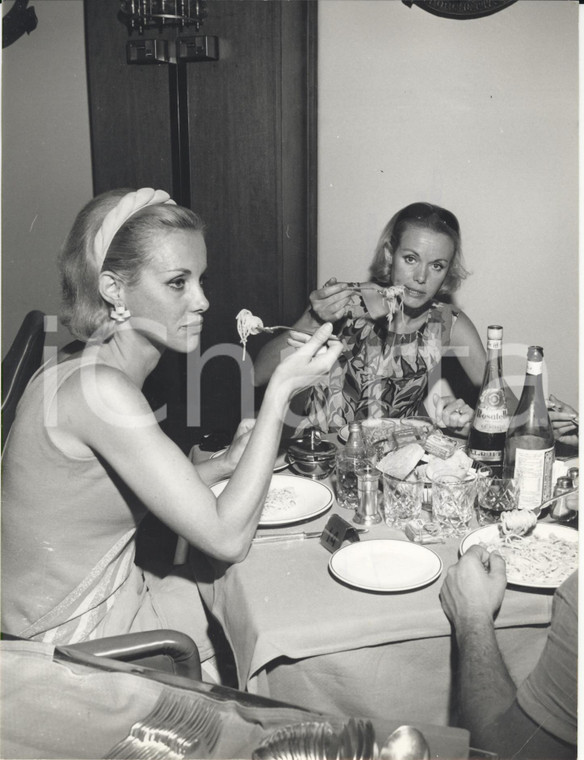 1969 CANTAGIRO Le gemelle KESSLER mangiano un piatto di spaghetti *Foto 18x24 cm