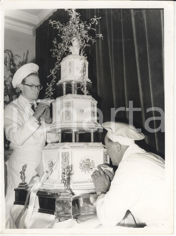 1963 LONDON Alexandra of KENT Angus OGILVY Wedding - Frank JACOBS works on cake