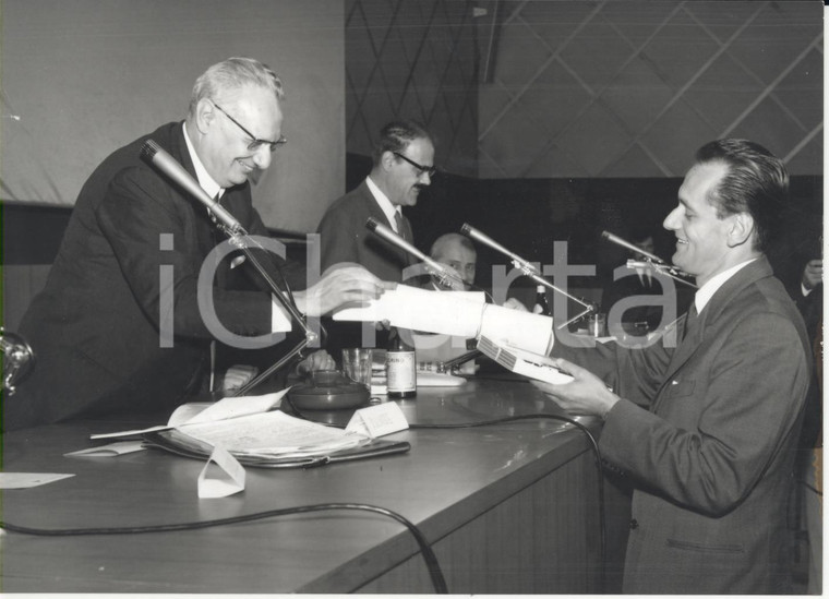 1967 MILANO CARFED Oscar dell'Imballaggio - Giacomo CARAVITA ritira il premio 