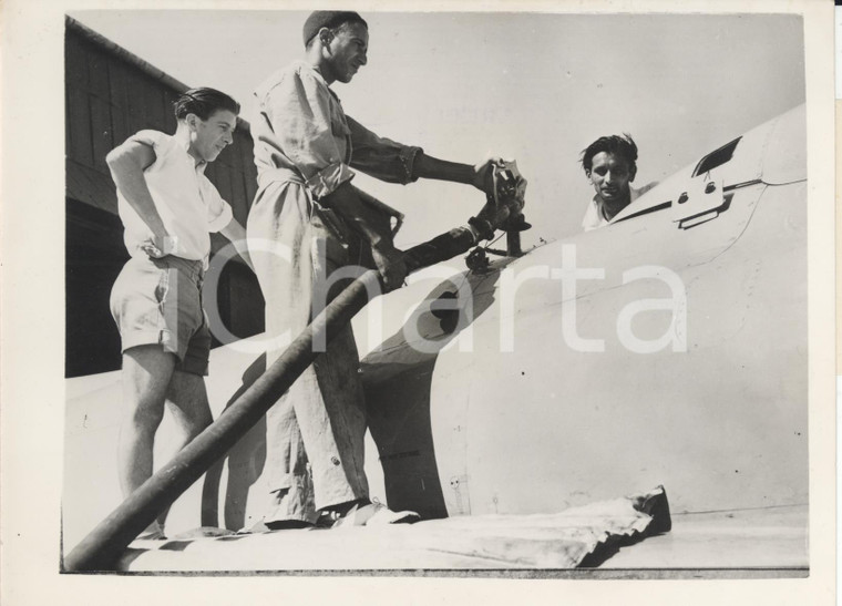 1953 CASTEL IDRIS (LIBYA) RAF Vickers engineers preparing SWIFT aircraft    