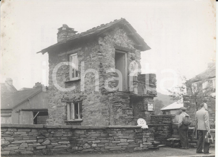 1957 AMBLESIDE Lake District - Tourists visiting mysterious Bridge House *Photo