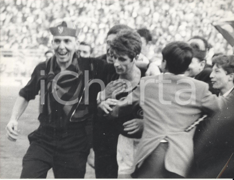 1968 CALCIO MILAN-BRESCIA 1-0 Gianni RIVERA circondato dai tifosi *Foto 24x18 cm