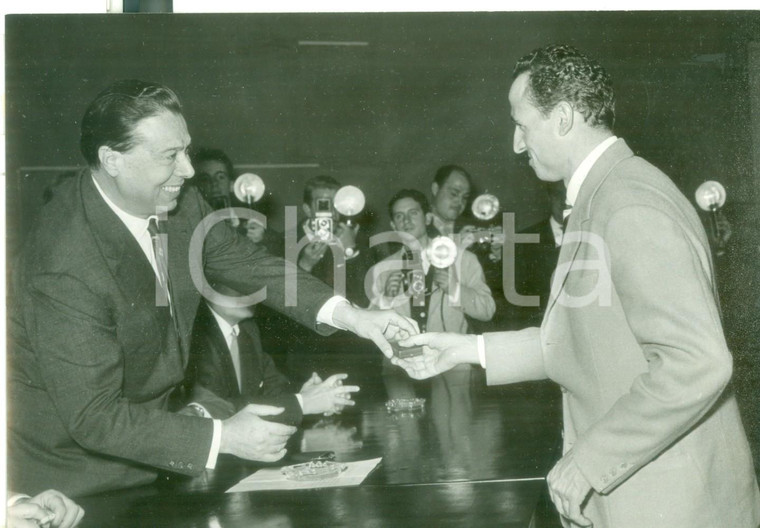 1958 ROMA CONI - CICLISMO Giulio ONESTI consegna medaglia a Ercole BALDINI *Foto