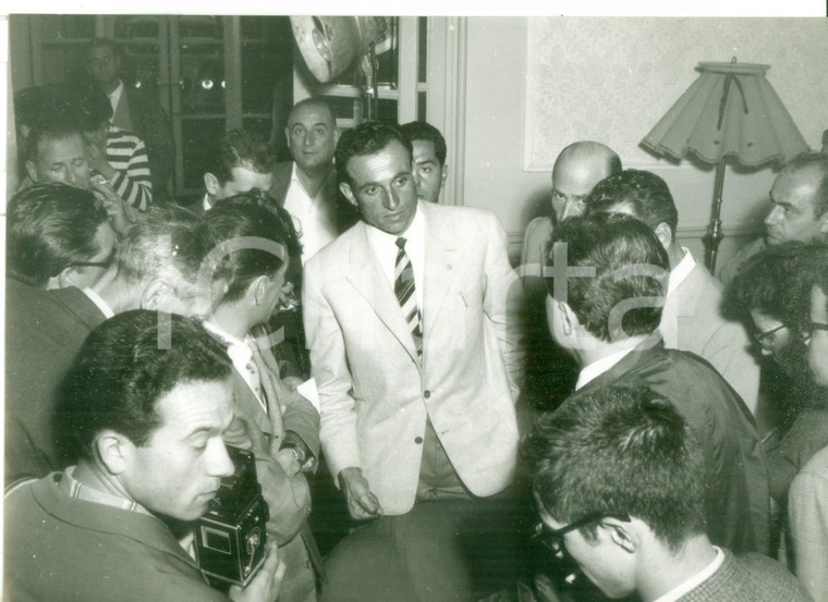 1958 MILANO Arrivo di Ercole BALDINI a una conferenza stampa - Foto 18x13 cm