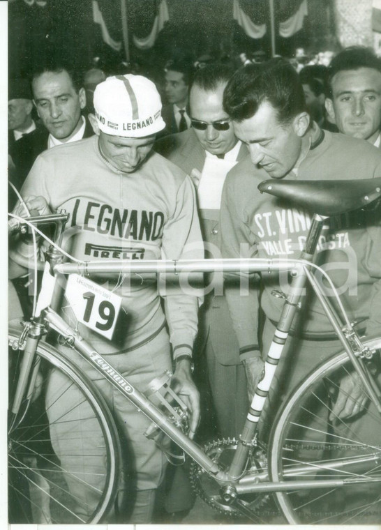1958 CICLISMO GIRO D'ITALIA Punzonatura bici - Ercole BALDINI con Louison BOBET