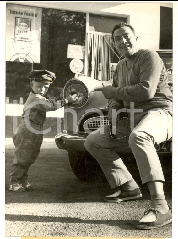 1959 SENAS Le chanteur Henri GENES avec Benoit Marc le jeune pompiste *Photo