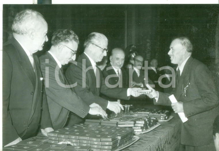 1957 ROMA Il presidente Giovanni GRONCHI consegna le Stelle al merito del lavoro