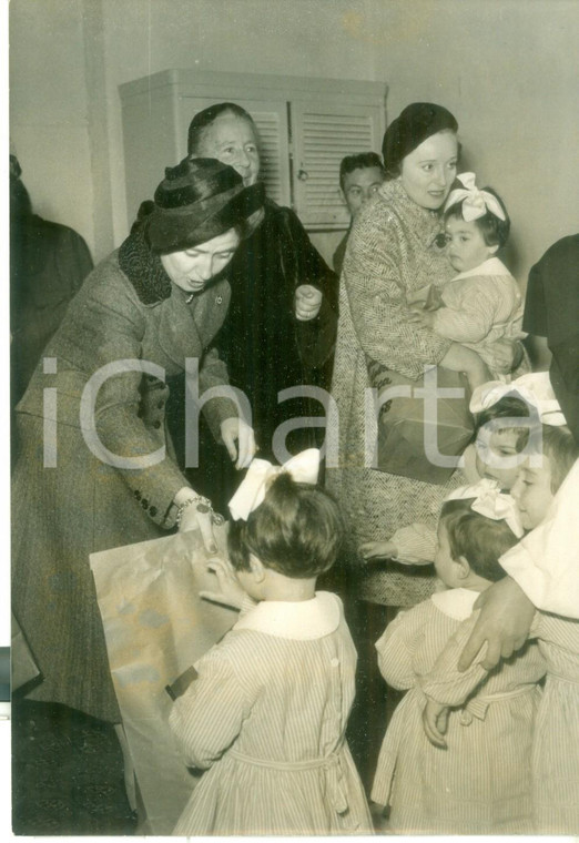 1958 ROMA Clinica Neurologica - Carla GRONCHI distribuisce doni ai bambini
