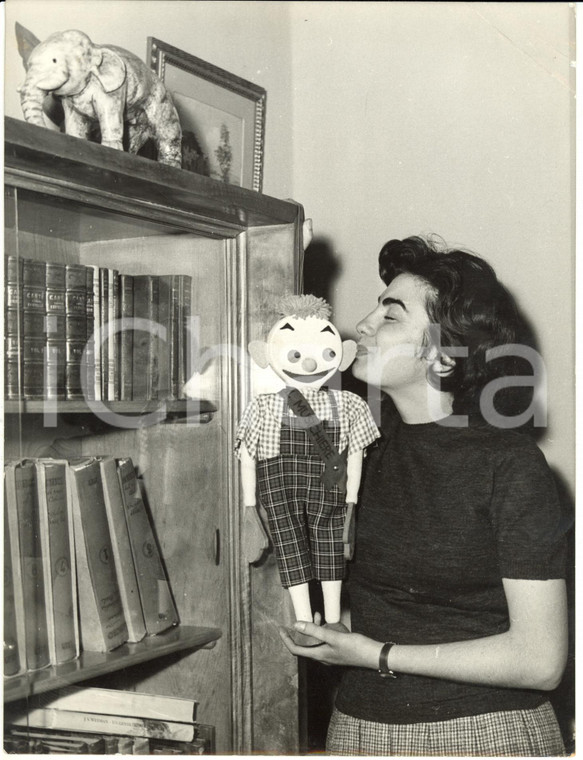 1950 ca NOCERA INFERIORE Nuccia BONGIOVANNI bacia mascotte "Il Musichiere" *Foto