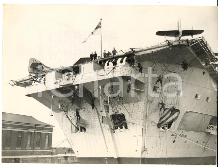 1957 SOUTHAMPTON Men on the safety nets of the warship ARK ROYAL*Photo 20x15 cm