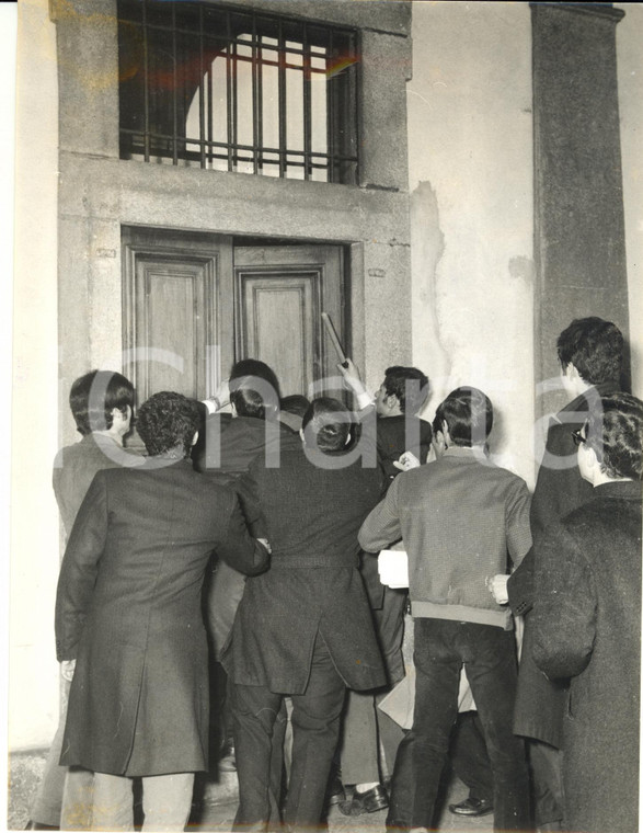 1968 MILANO Occupazione UNIVERSITÀ STATALE Studenti di destra forzano una porta