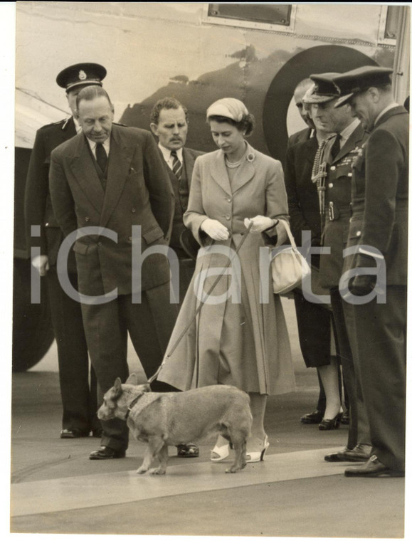1954 LONDON Airport - Arrival from Scotland of ELIZABETH II with her pet Corgi
