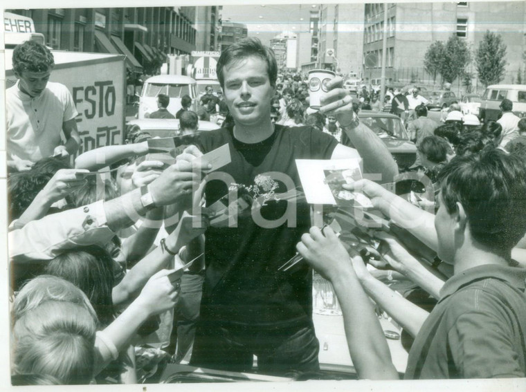 1966 PERUGIA CANTAGIRO Il cantante DINO firma autografi alla folla di fan *Foto