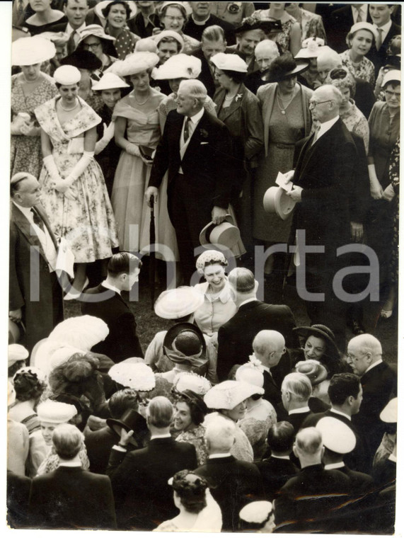 1957 LONDON Buckingham Palace - ELIZABETH II greeting Garden Party Guests *Photo