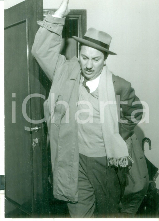 1960 ca MILANO Il compositore GORNI KRAMER infastidito dai fotografi *Foto 13x18