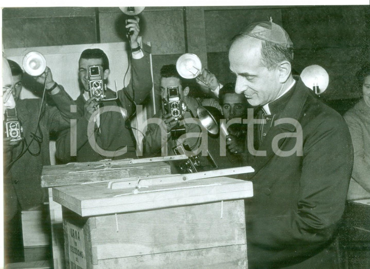 1956 MILANO Elezioni amministrative - Mons. Giovanni MONTINI alle urne *Foto 