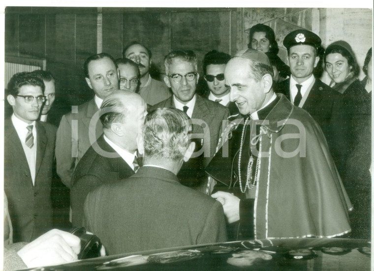 1957 MILANO Piazza Cordusio - Mons. Giovanni MONTINI visita la sede delle Poste
