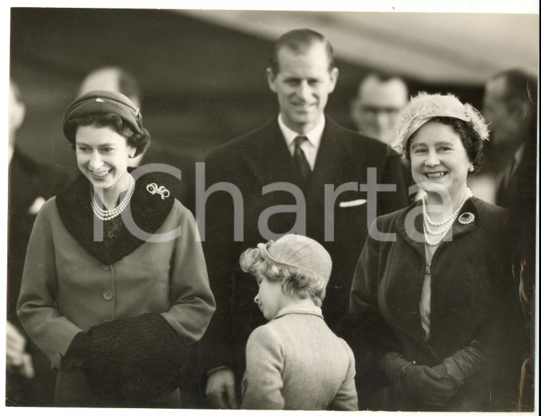 1957 LONDON ELIZABETH II with ANNE and Queen Mother at the airport *Photo 20x15 