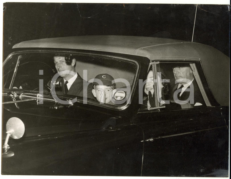 1957 NEWBURY Cheam School - Prince Charles with Royal Family greets from the car