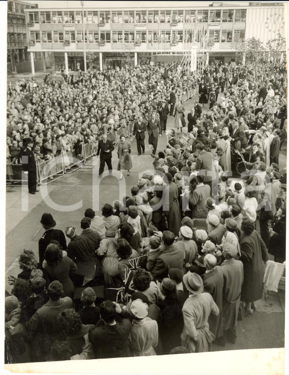 1957 HARLOW The crowd greeting ELIZABETH II and Philip duke of EDINBURGH *Photo