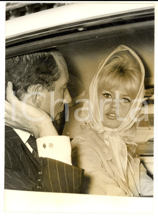 1961 CINEMA "Vita privata" - Brigitte BARDOT durante una scena in auto - Foto