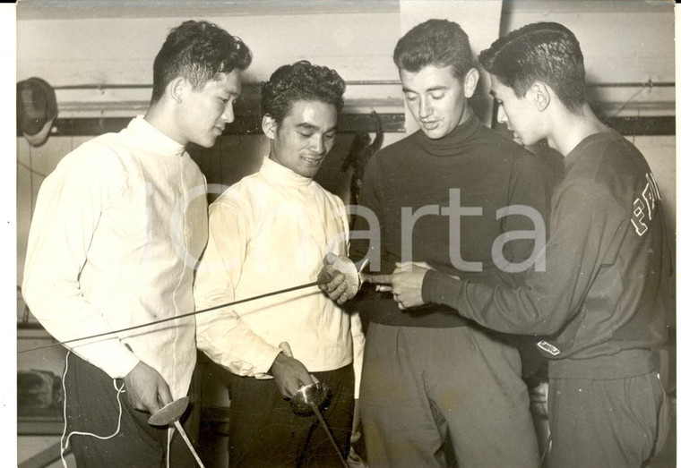 1957 PARIS Jeux Universitaires - Christian D'ORIOLA avec des escrimeurs japonais