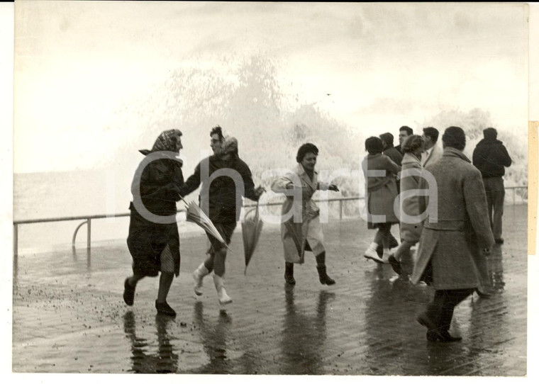 1961 NICE Promenade des Anglais - Tempesta mette in fuga i turisti *Foto 18x13