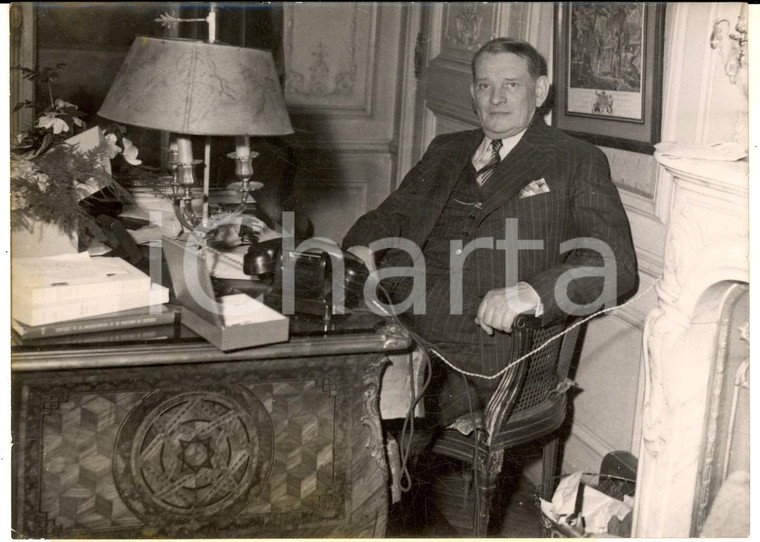1953 PARIS Il nuovo presidente René COTY nel suo ufficio di Quai des Fleurs FOTO