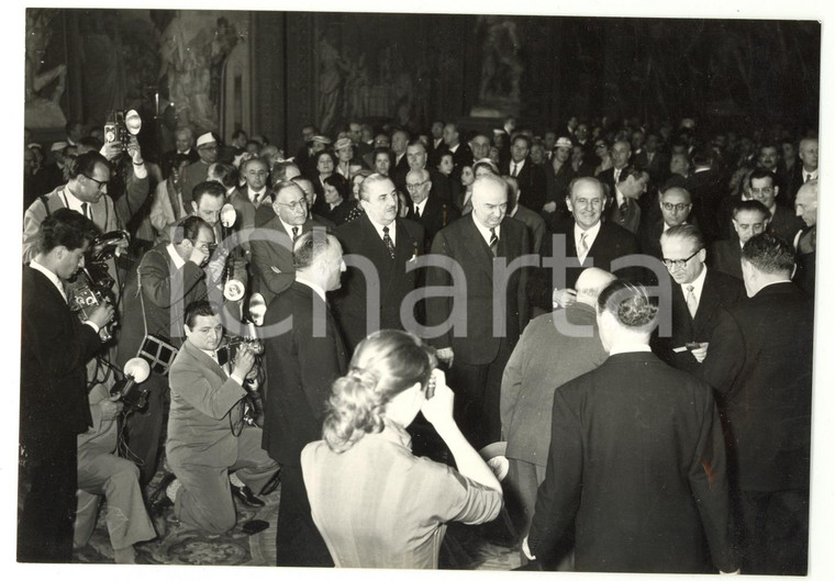 1955 ca FIRENZE Palazzo Vecchio - Giovanni GRONCHI premia artigiani benemeriti