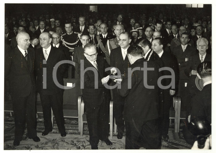 1955 ca FIRENZE PALAZZO VECCHIO Giovanni GRONCHI premia artigiani benemeriti