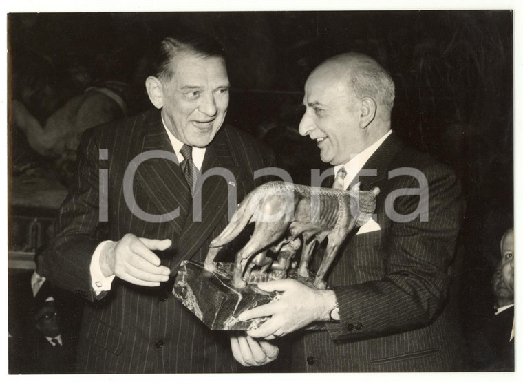 1957 ROMA René COTY riceve dal sindaco Umberto TUPINI la Lupa capitolina *Foto