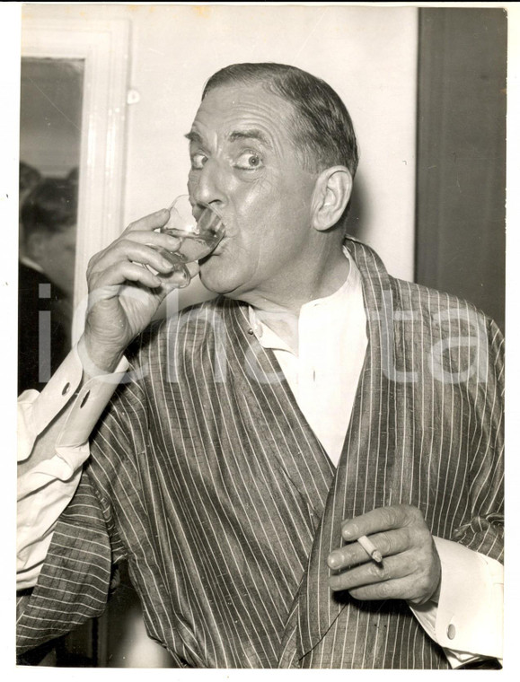 1958 LONDON Stanley HOLLOWAY in his dressing room after "My Fair Lady" *Photo