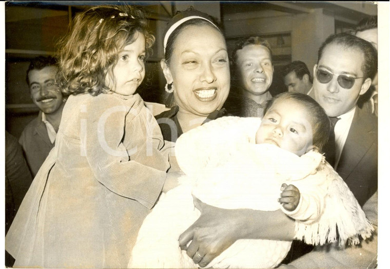 1959 PARIS Josephine BAKER avec son 10ème enfant adoptif - Photo 18x13 cm