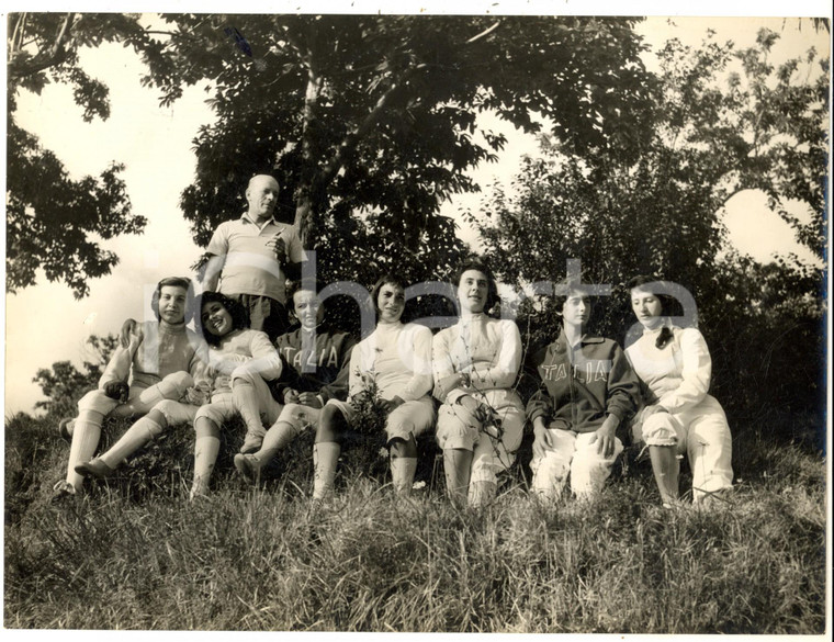 1957 USCIO Colonia ARNALDI - SCHERMA Dino TURIO con le schermitrici azzurre FOTO